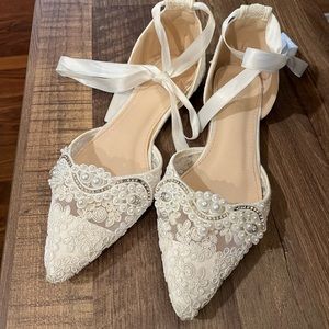 Kailee P wedding White Lace Pointy Toe Flats with Pearls 8.5 (fits like a 9)